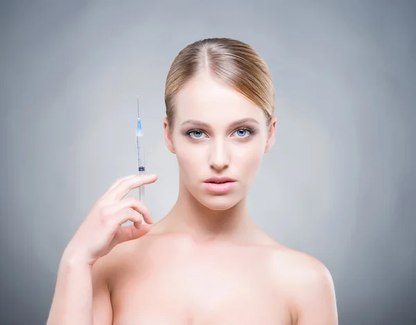 Mujer joven atractiva inyectando tratamiento en la piel — Foto de Stock