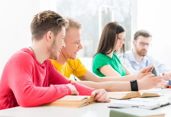 Estudantes tiram selfie na sala de aula — Fotografia de Stock