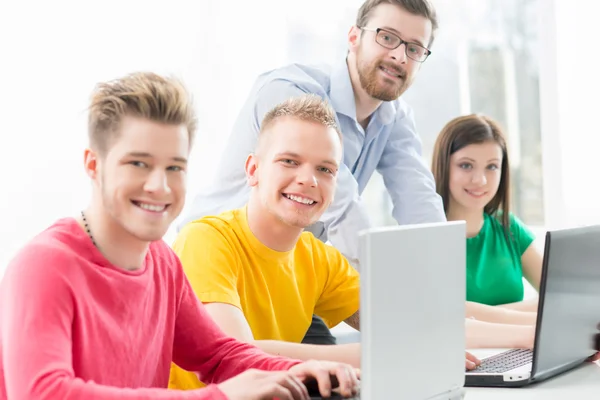 Schüler bei Programmierstunde — Stockfoto