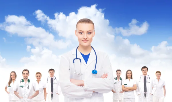 Un groupe de médecins sur fond de ciel — Photo