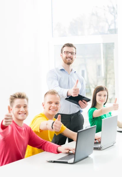 Estudantes na aula de programação — Fotografia de Stock