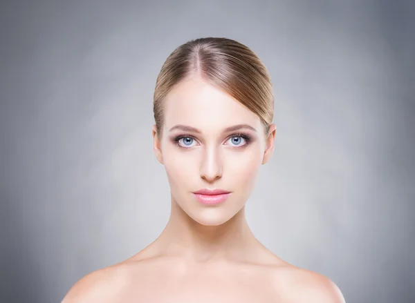 Menina bonita está sendo aplicada com cosméticos — Fotografia de Stock