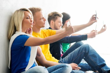 Bir ara selfie alarak olmak mutlu öğrenci grubu