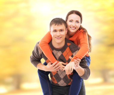 Güzel ve mutlu bir çift yürüyüş ve sonbahar parkta sarılma