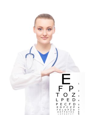 Genç, profesyonel ve mutlu beyaz kadın doktor