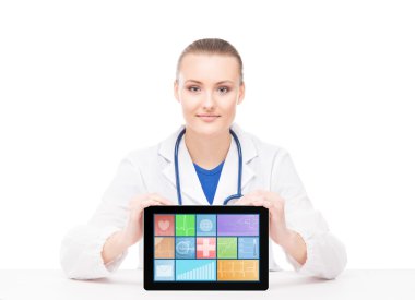 Genç ve profesyonel kadın doktor bir ipad ile