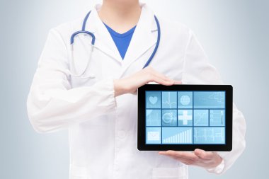 Kadın doktor bir tablet holding