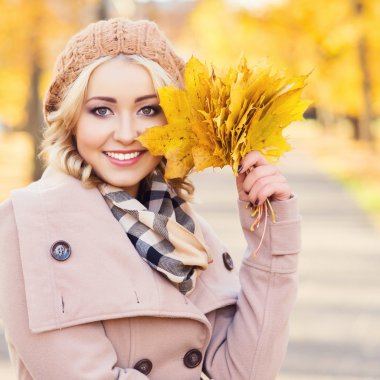 Genç ve çekici kadın gelecekten gelen