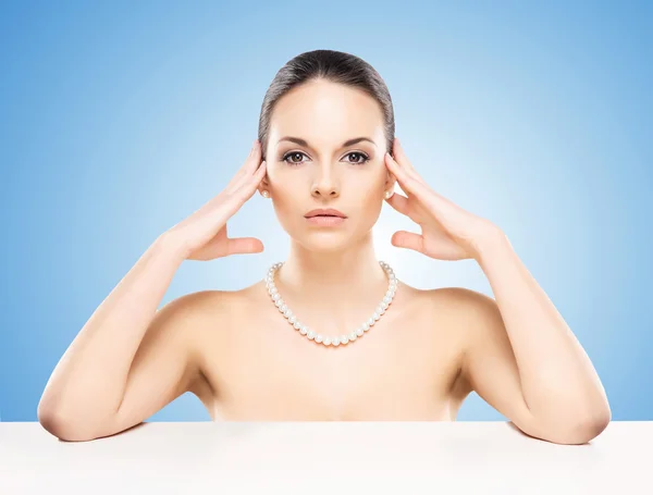 Retrato de mujer joven, hermosa y saludable en un escote de perla —  Fotos de Stock