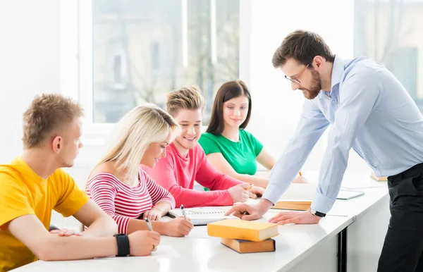 Grupp tonåriga elever studera på lektionen i klassrummet — Stockfoto