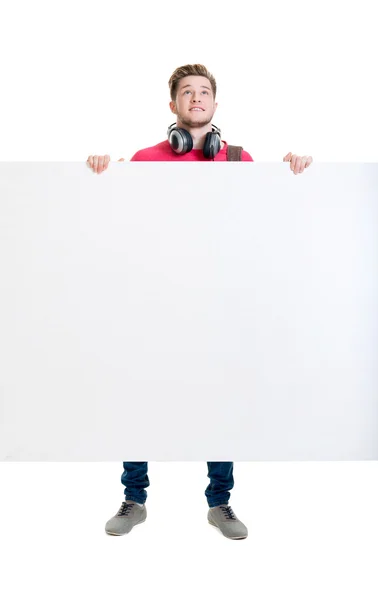 Adolescente feliz segurando um banner em branco isolado no branco — Fotografia de Stock