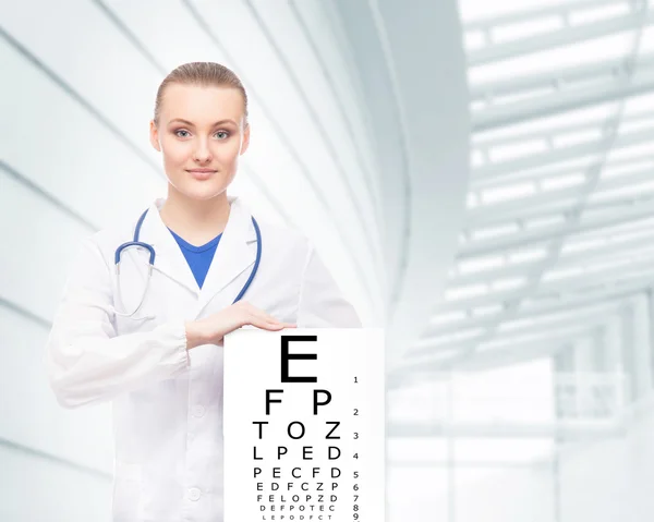 Jovem, profissional e alegre médico feminino — Fotografia de Stock