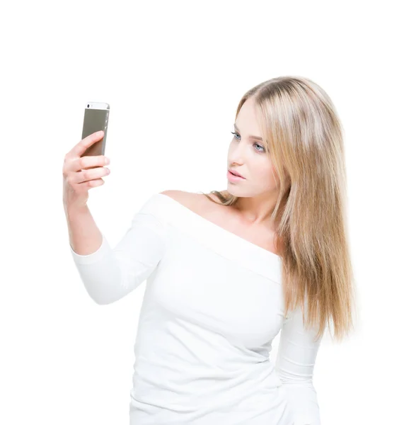 Schöne junge Frau grimmig und macht Selfie auf isoliertem Hintergrund — Stockfoto