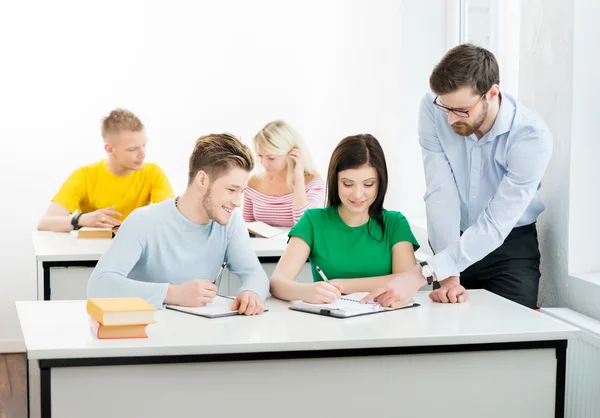 Estudiantes y el profesor aprendiendo en un aula — Foto de Stock