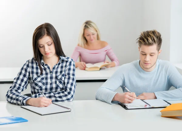Groep tiener studenten studeren aan de les in de klas — Stockfoto