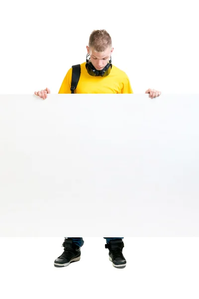 Adolescente feliz segurando um banner em branco isolado no branco — Fotografia de Stock