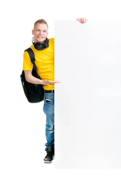 Adolescente feliz segurando um banner em branco isolado no branco — Fotografia de Stock