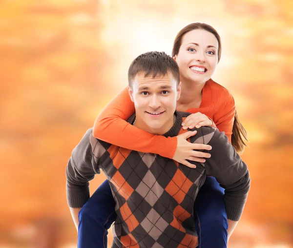 Beautiful and happy couple walking and hugging in the autumn park — Stock Photo, Image