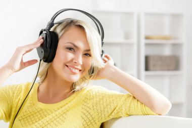 Evde müzik dinleyen bir kadın