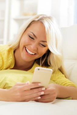 Smartphone kullanarak sms tipik kadın