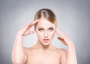 kadın kafasını elleriyle dokunuyor