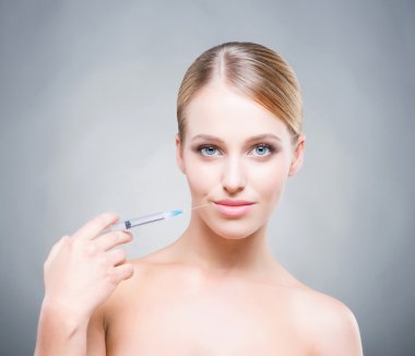 kadın deri içine enjekte ederek tedavi