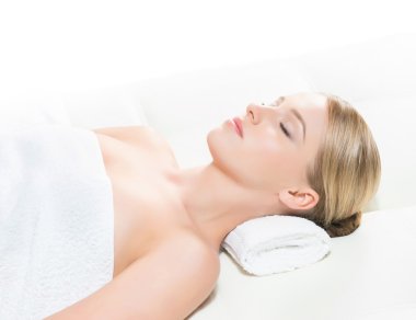 kadın bir mat spa salonda döşeme