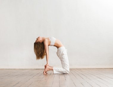 Genç ve sportif kız spor salonunda eğitim