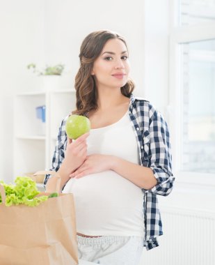 Elmalı hamile kadın.