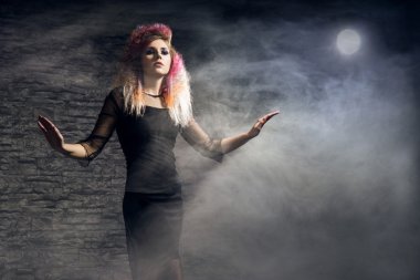 Genç ve güzel cadı zindana cadılık yapma