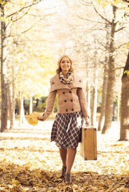 Sonbahar parkında yürüyen kadın