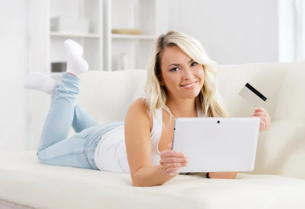 Frau mit Kreditkarte und Tablet-Computer — Stockfoto