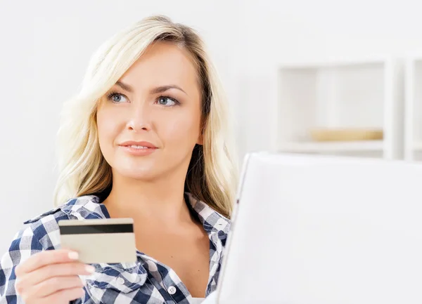 Woman with credit card and  tablet computer — Stock Photo, Image