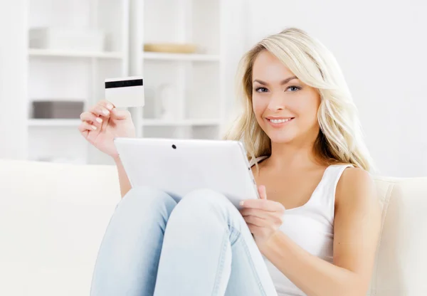 Woman with credit card and a tablet computer — Stock Photo, Image