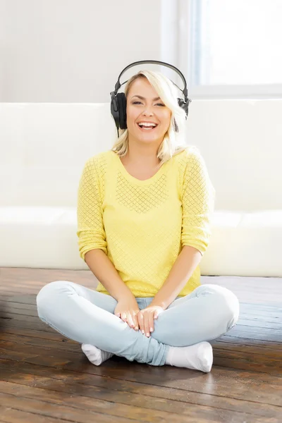 Kvinna som lyssnar på musik i hemmet — Stockfoto