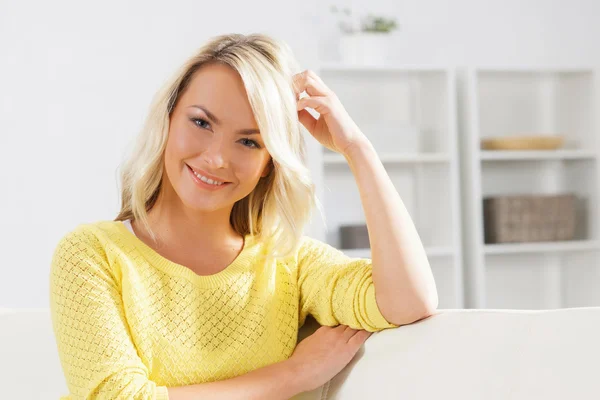 Frau ruht sich zu Hause auf Sofa aus — Stockfoto