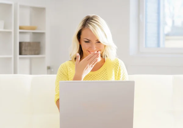 Mulher com laptop em casa — Fotografia de Stock