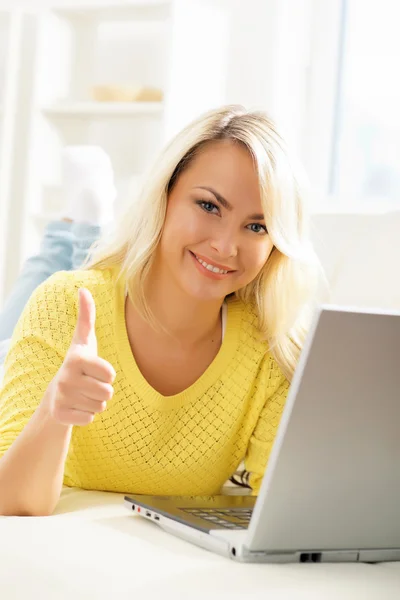 Mulher mostrando polegar para cima com laptop — Fotografia de Stock