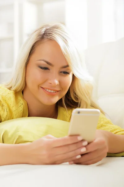 Mujer escribiendo sms con smartphone —  Fotos de Stock