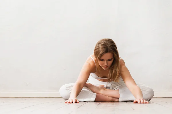 Junges und sportliches Mädchentraining im Fitnessstudio. — Stockfoto