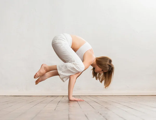 Jeune fille sportive de formation dans la salle de gym . — Photo