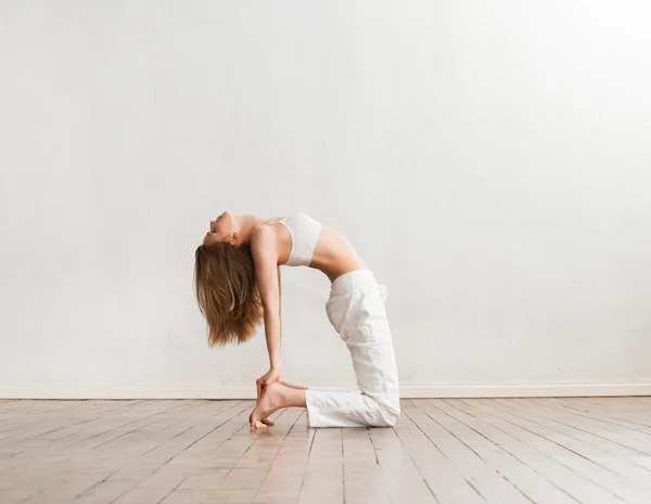 Ung och sportig tjej träning i gym — Stockfoto