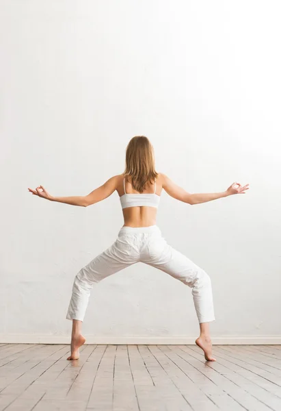 Ung och sportig tjej träning i gym — Stockfoto