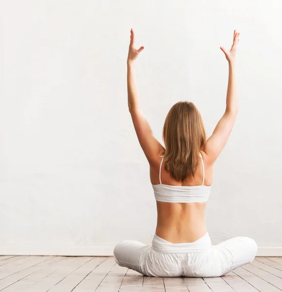 Deportiva mujer meditando en gimnasio — Foto de Stock