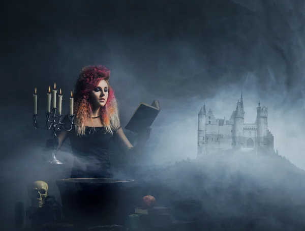 Hexenzauber mit magischem Buch — Stockfoto