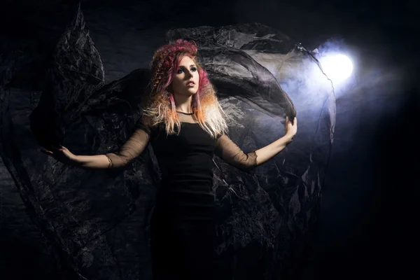 Schöne Hexe, die die Hexerei macht — Stockfoto
