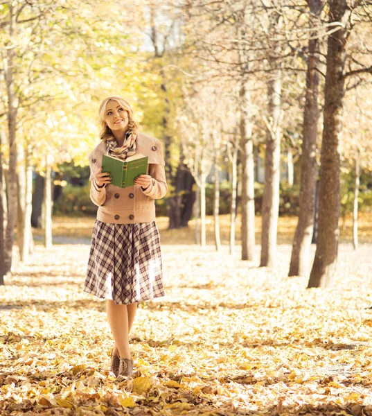 Mulher no parque de outono com livro . — Fotografia de Stock