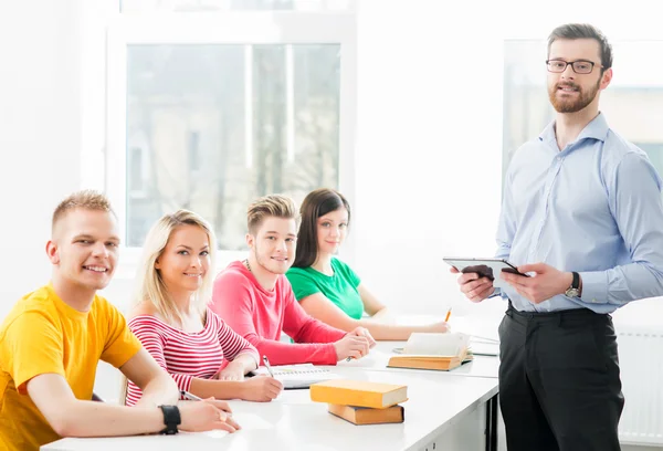 Estudiantes y profesor en la lección — Foto de Stock