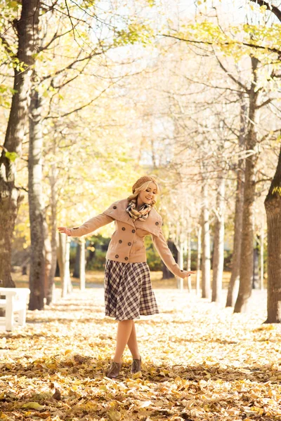 秋の公園で魅力的な女性 — ストック写真
