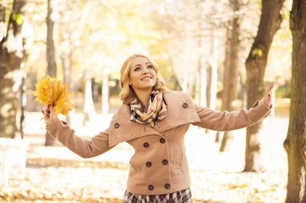 Aantrekkelijke vrouw in de herfst park — Stockfoto